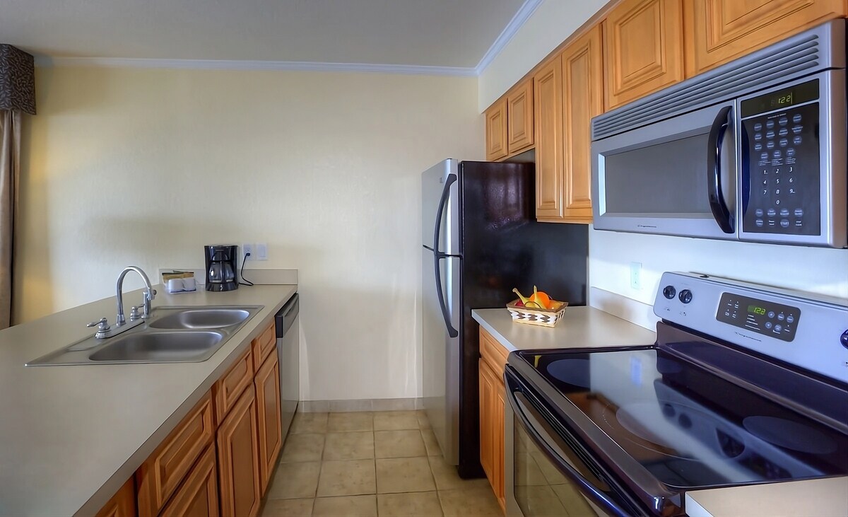 You Found it! Free Parking, Onsite Pool, Kitchen
