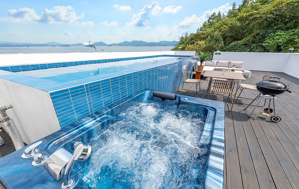 【海景，泳池别墅，水疗中心】301号，位于Yeosu海前整洁舒适的住宿