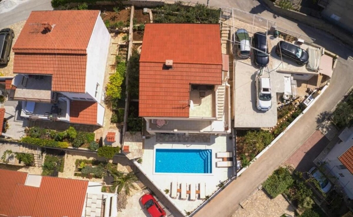 Holiday house Mirka - with heated pool