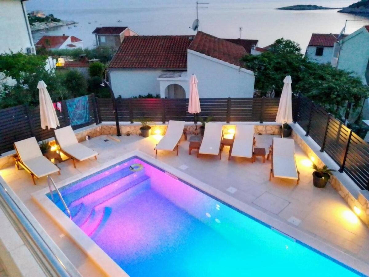 Holiday house Mirka - with heated pool