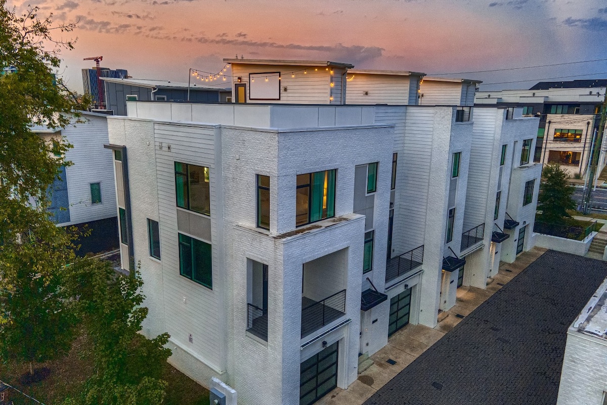 Reunion at the Gulch - Sleeps 36 - Rooftop views!