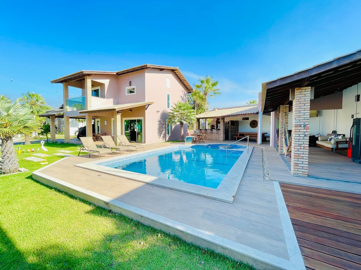 Casa de alto padrão com piscina privativa e linda