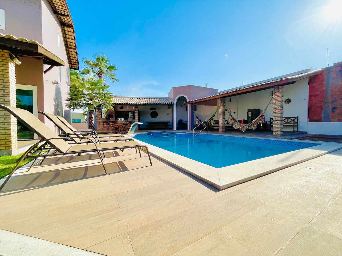 Casa de alto padrão com piscina privativa e linda