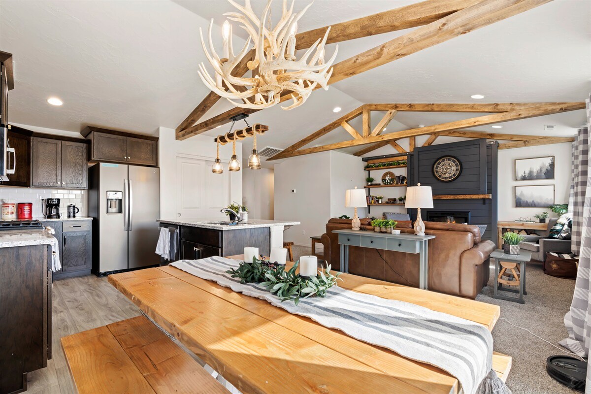 Modern Outdoor Vibes, Vaulted ceilings, Sleeps 8!