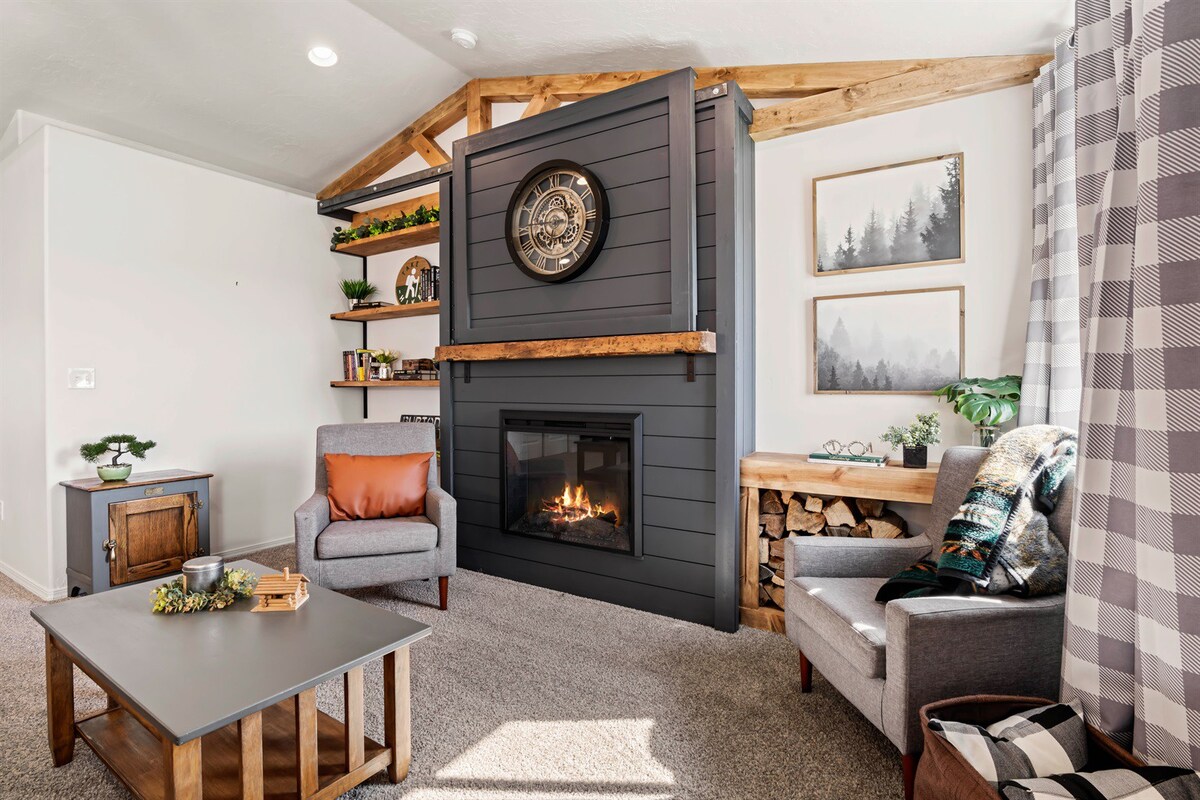 Modern Outdoor Vibes, Vaulted ceilings, Sleeps 8!