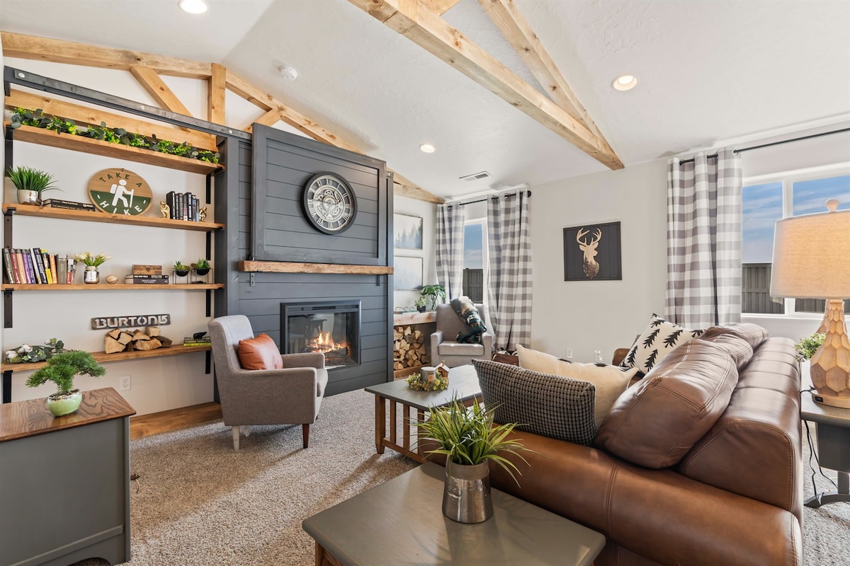 Modern Outdoor Vibes, Vaulted ceilings, Sleeps 8!