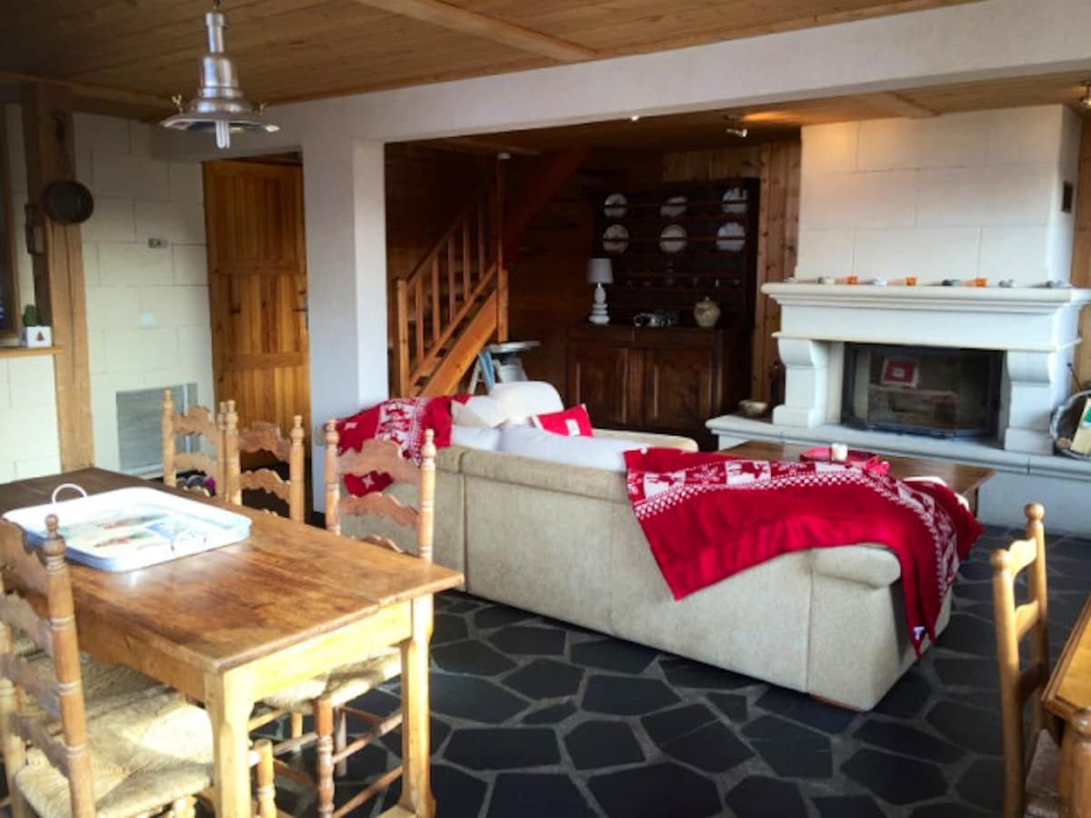 Big chalet 185 m away from the slopes for 11 ppl.