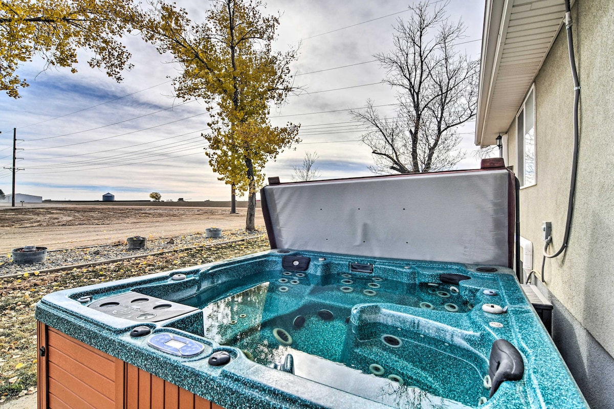 Cozy Retreat w/ Hot Tub ~ 11 Mi to Longmont!