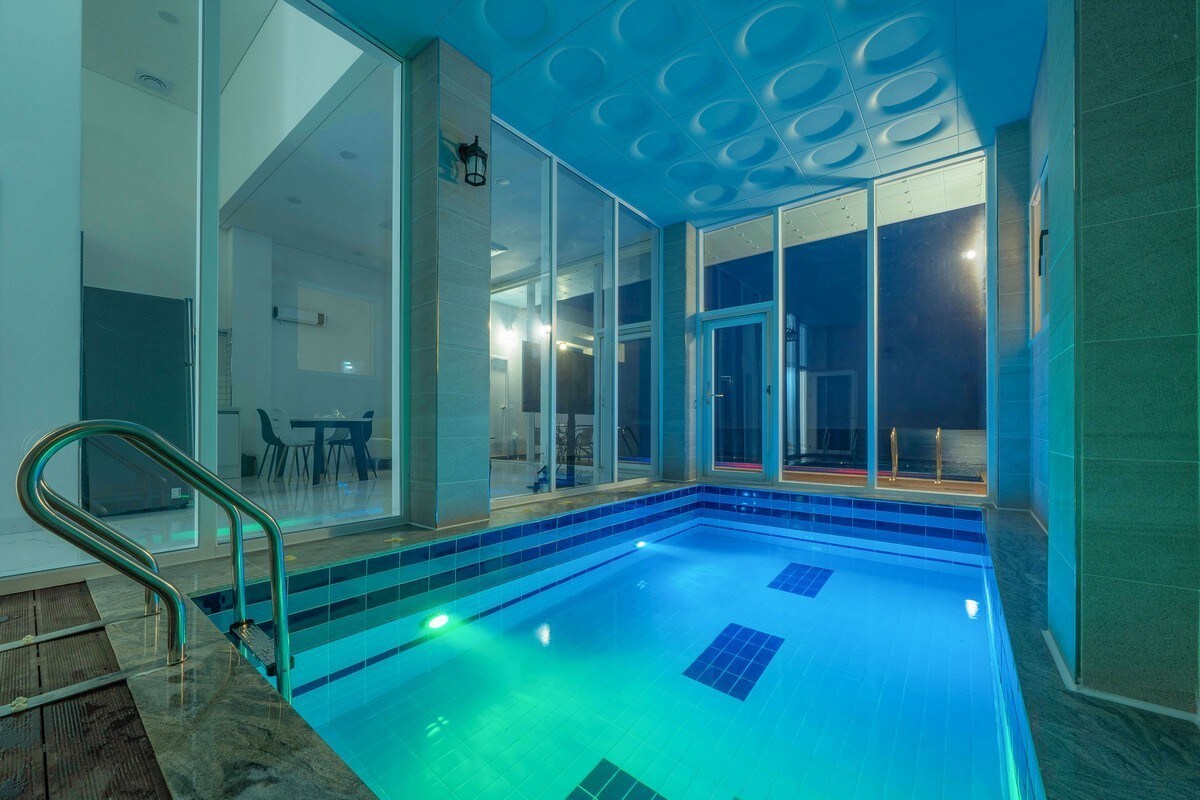 干净奢华的101 （室外，室内泳池） ，带独立泳池和水疗中心