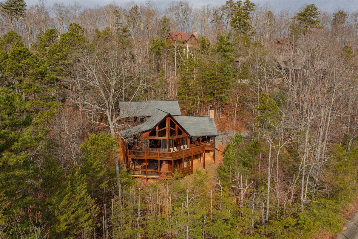 Secluded dog-friendly cabin with mountain views