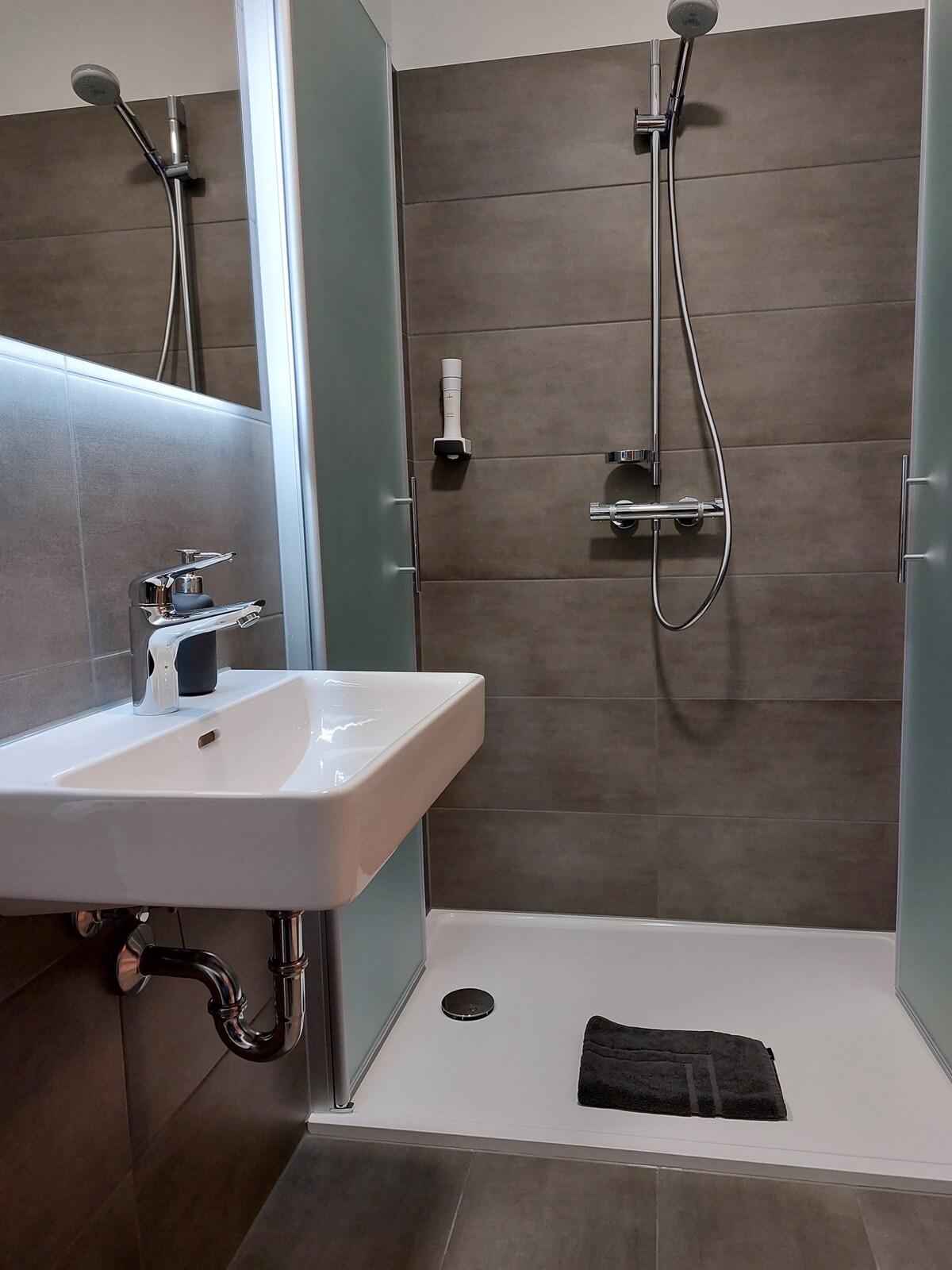 Twin room-Economy-Ensuite with Shower-Courtyard vi