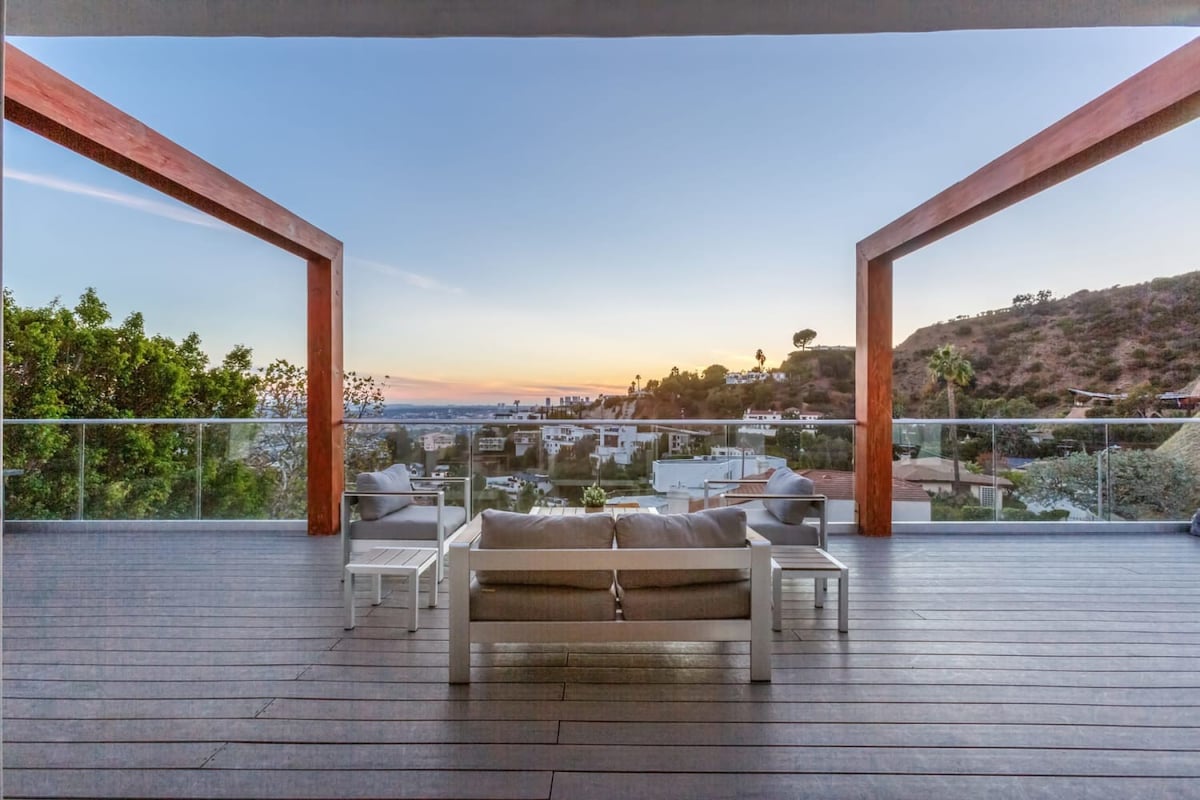 3 Beds/Views/Hottub Minutes Away from Sunset Strip