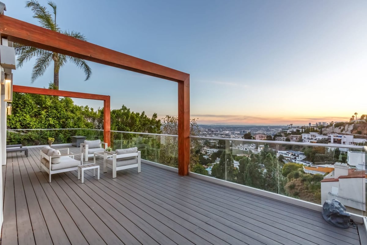 3 Beds/Views/Hottub Minutes Away from Sunset Strip