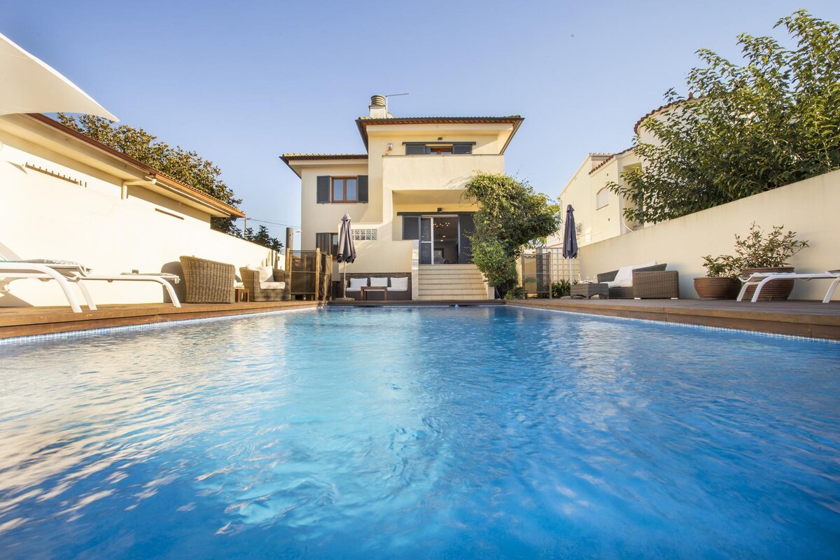 Villa on the canal with pool and pool for 8 people