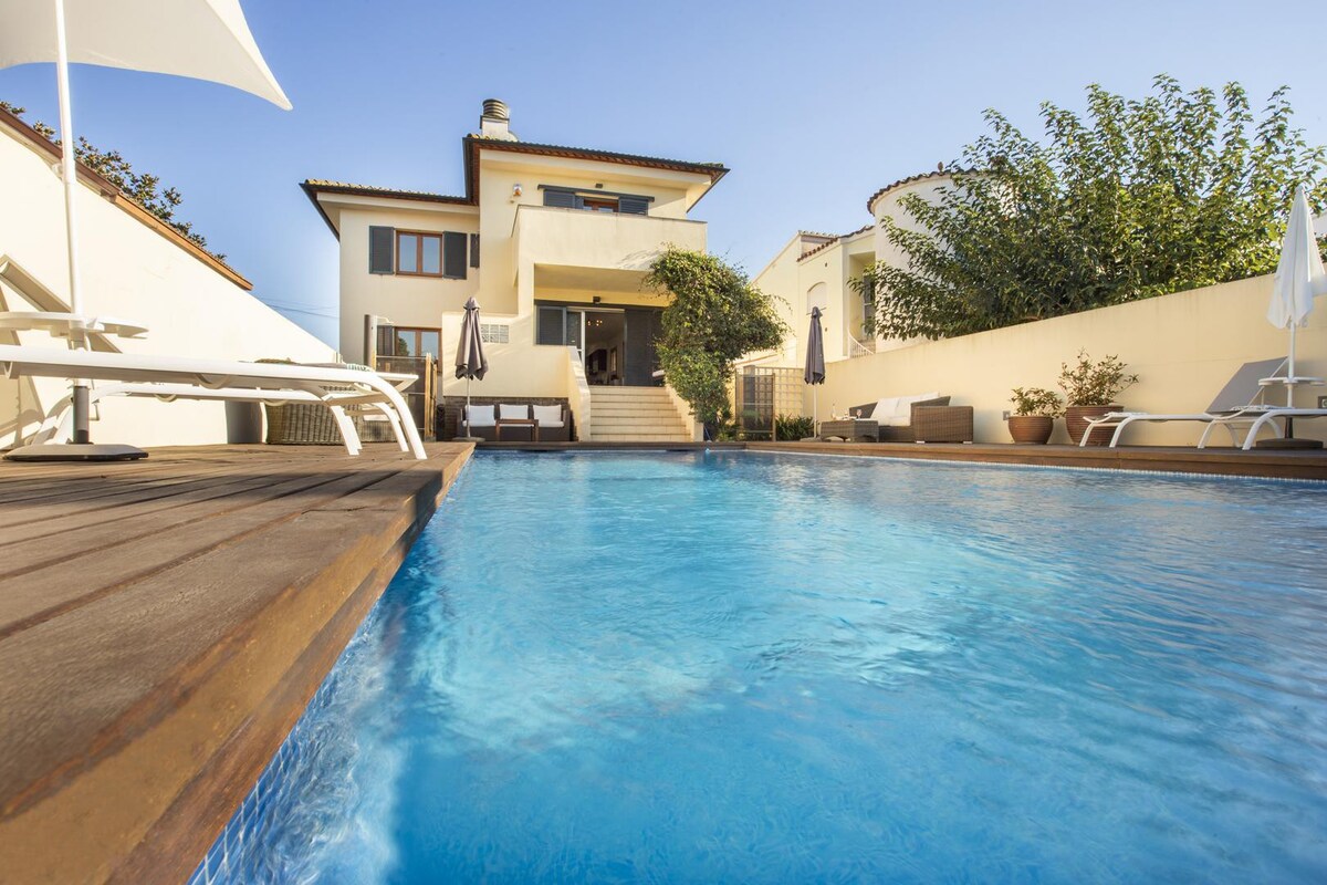 Villa on the canal with pool and pool for 8 people