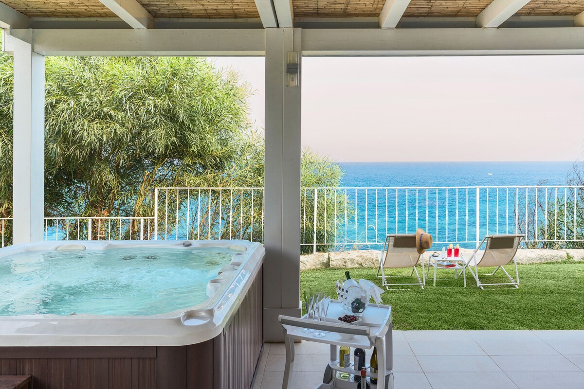 Seafront villa with jacuzzi and access to the sea