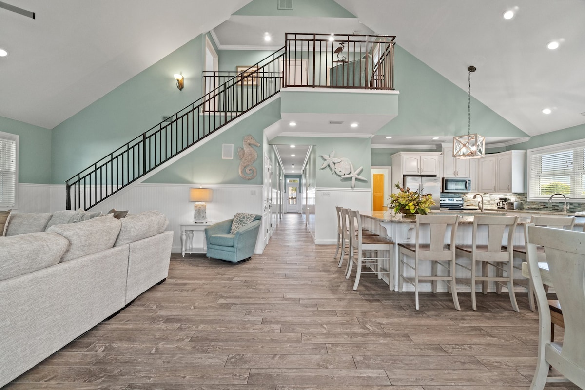 Large Pool With Game Room and Private Beach