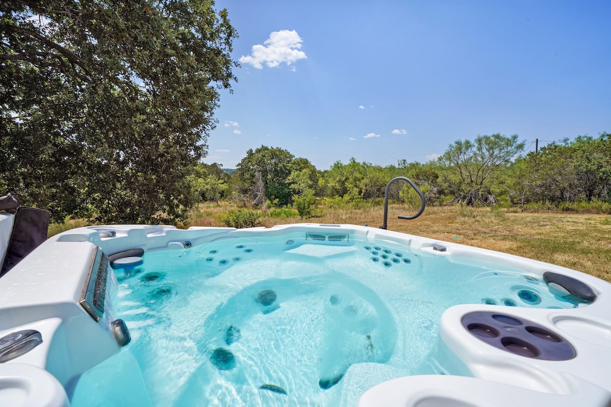 Bonnie Doon- Modern Barndominium plus Hot Tub