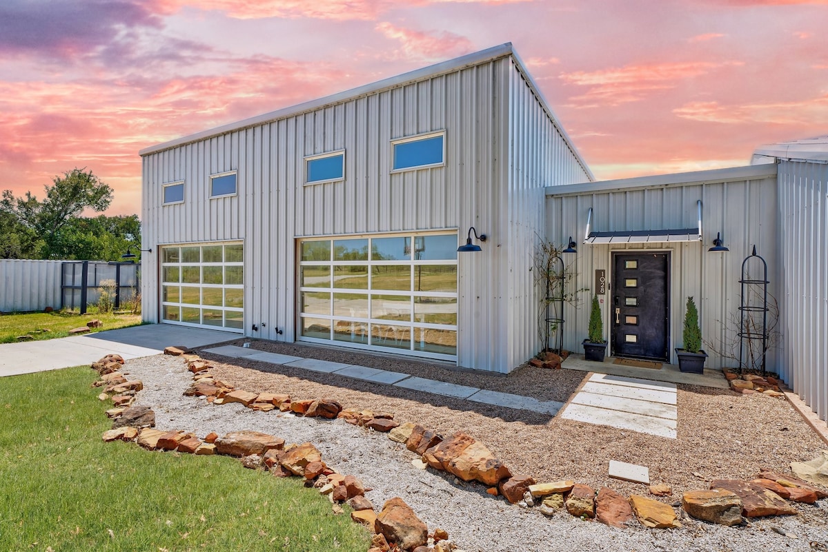 Bonnie Doon- Modern Barndominium plus Hot Tub