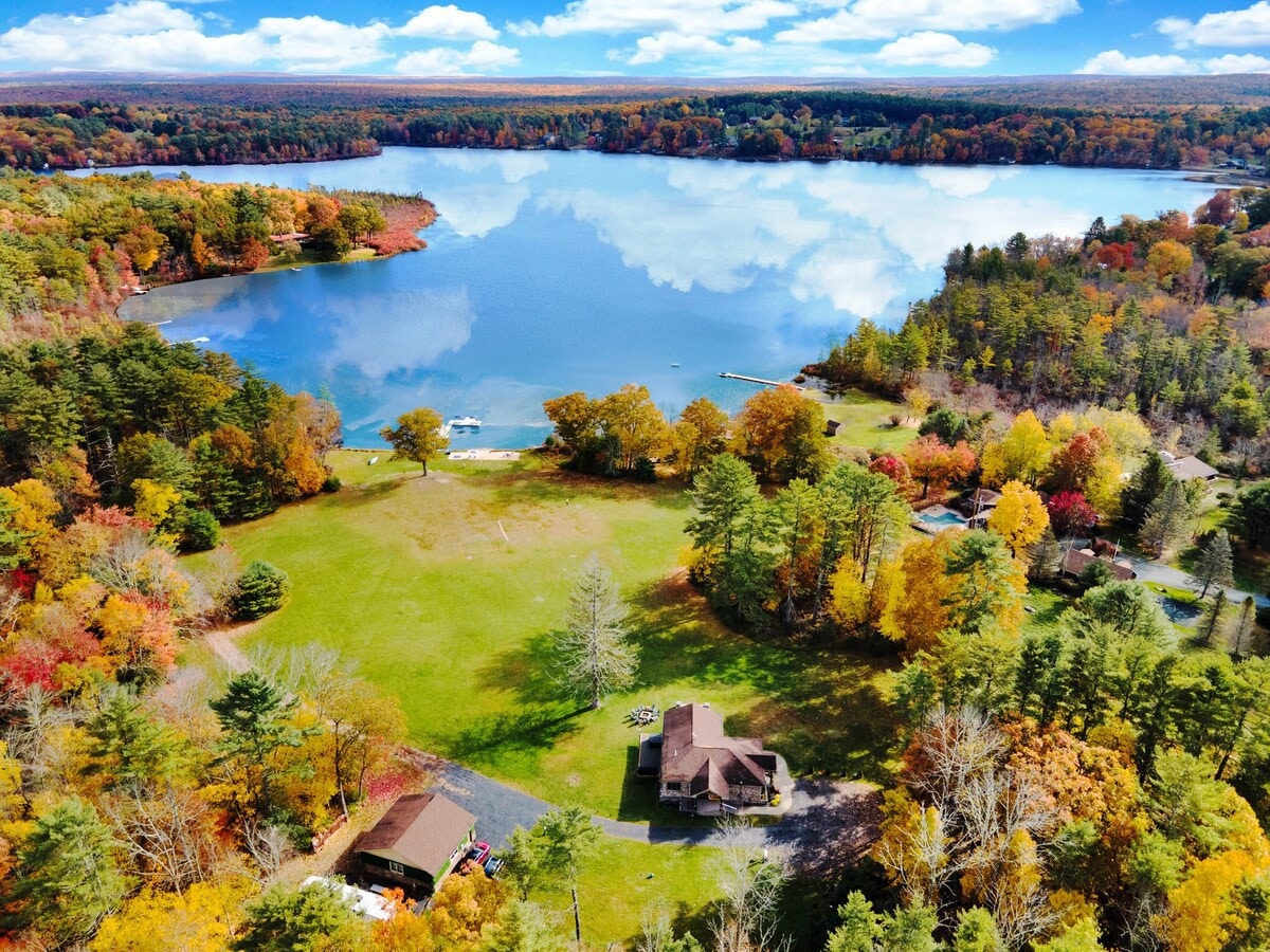 Lake + Garden Cottage | 22 acres | Boats | Hot Tub