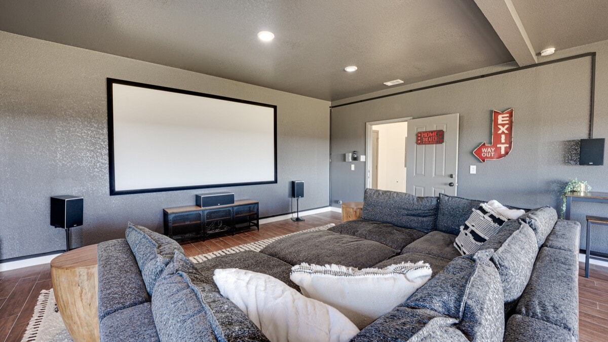 Private Guesthouse with Deluxe Home Theater