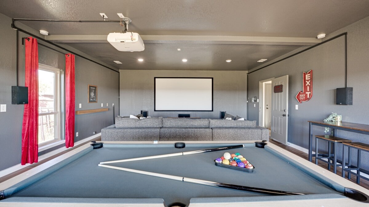 Private Guesthouse with Deluxe Home Theater