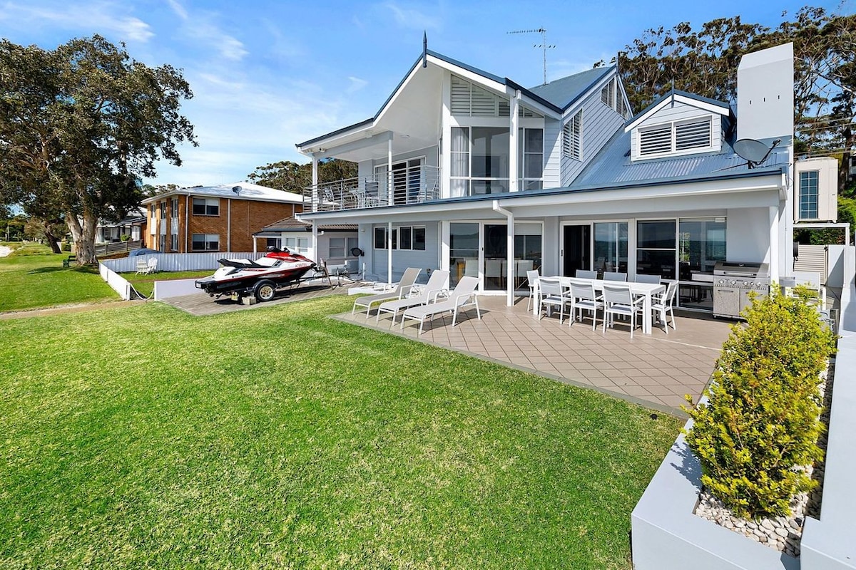 Waterfront Wonderland, 41 Foreshore Dr