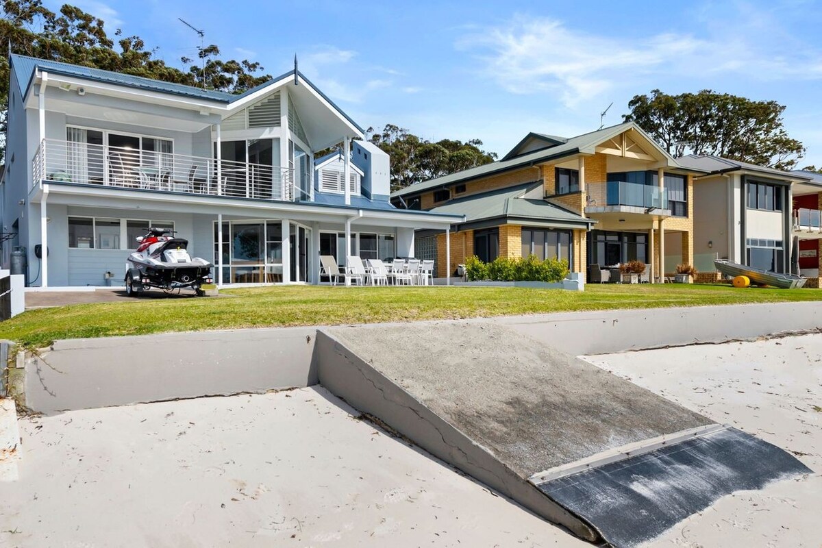 Waterfront Wonderland, 41 Foreshore Dr