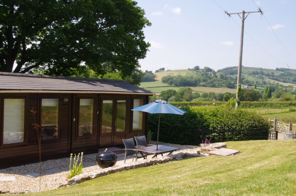 Swallows romantic cabin, pool, stunning views