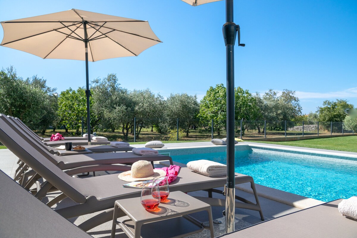 Luxury Villa Monroe with Pool