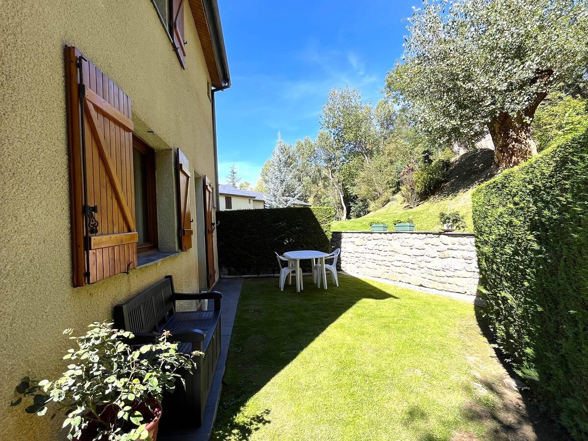 House with 2 terraces, garden and collective swimm