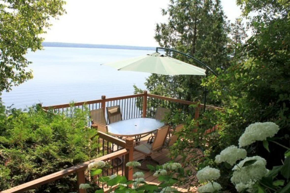 Traditional Cottage with Great Views, Hot Tub, AC