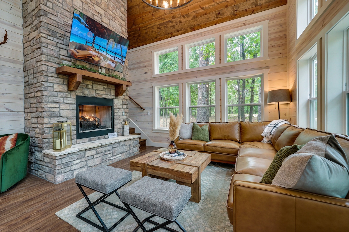 'Broken Bow' Cabin w/ Fire Pit & Hot Tub!