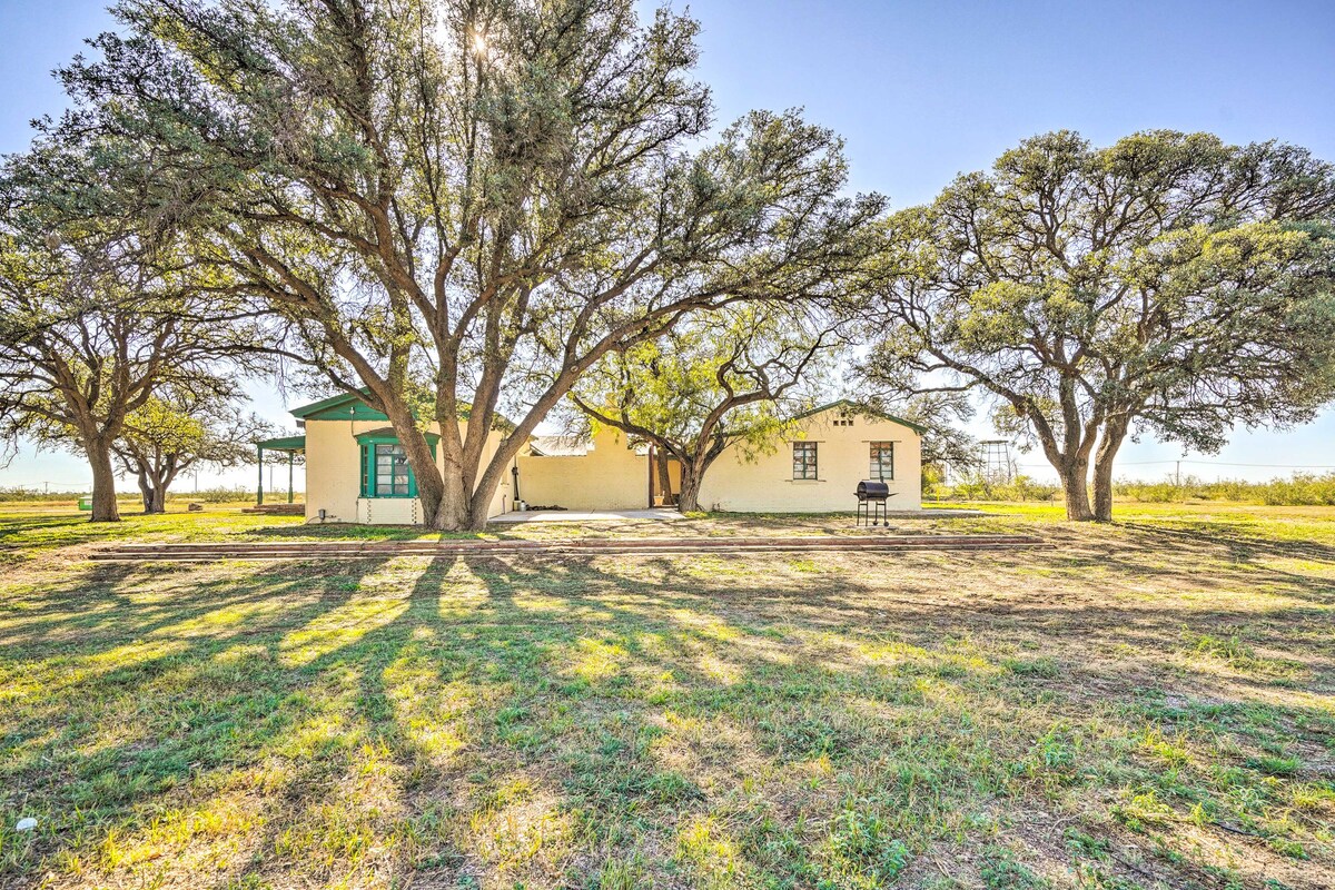 Secluded Ranch w/ Courtyard ~ 4 Mi to Odessa!