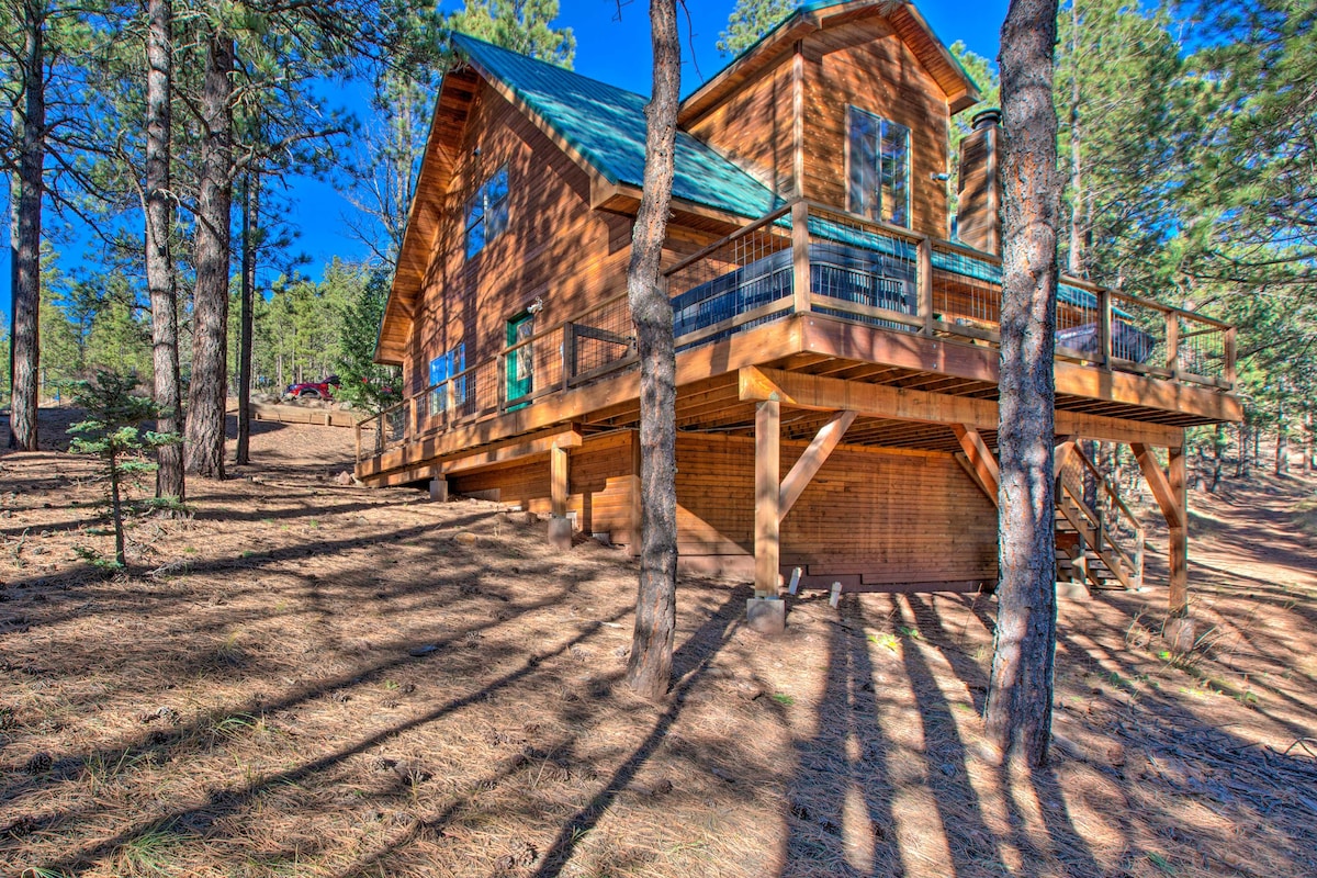 Family Cabin w/ Hot Tub, Walk to Ski Lift!