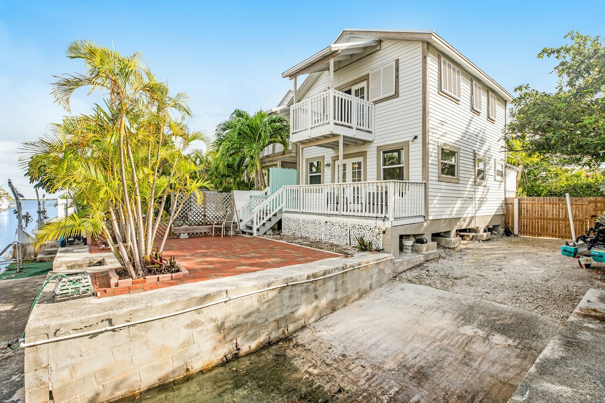 2BR Oceanfront Dog Friendly | Dock | Balcony