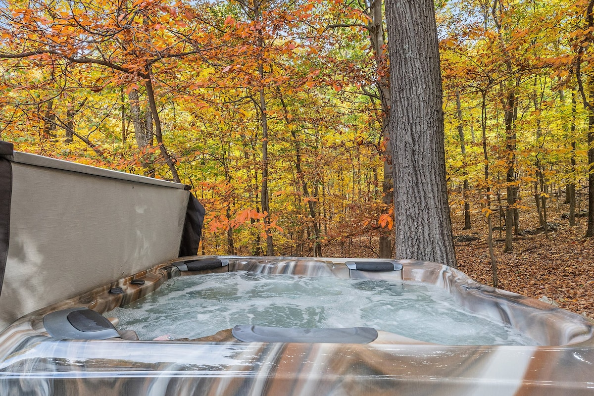 The Oculus - Huge Cabin with a Hot Tub!