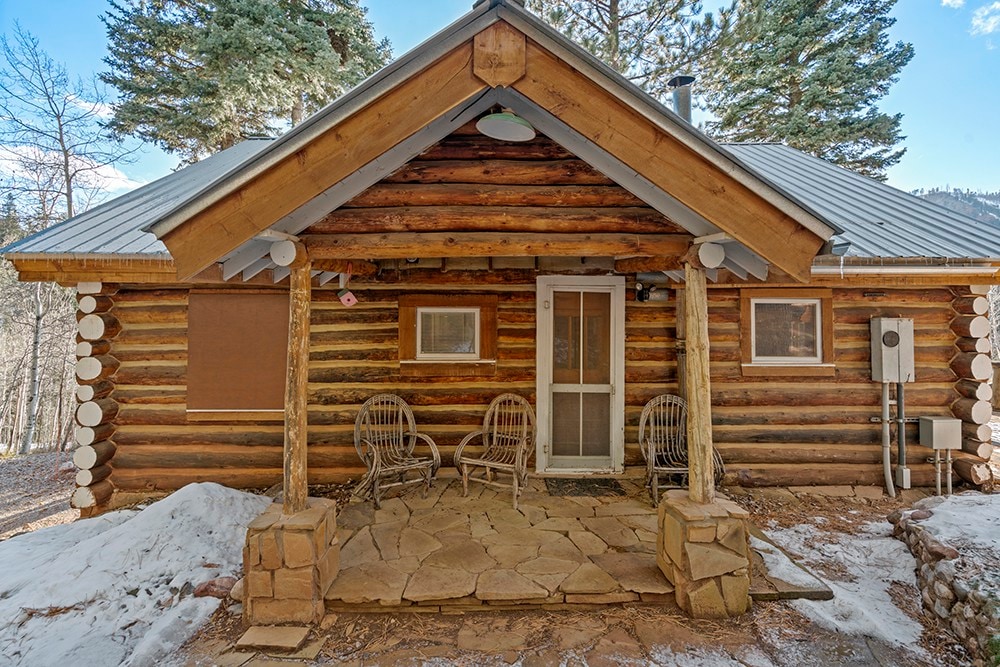 Historic Log Cabin, Lake Views, Pet Friendly!