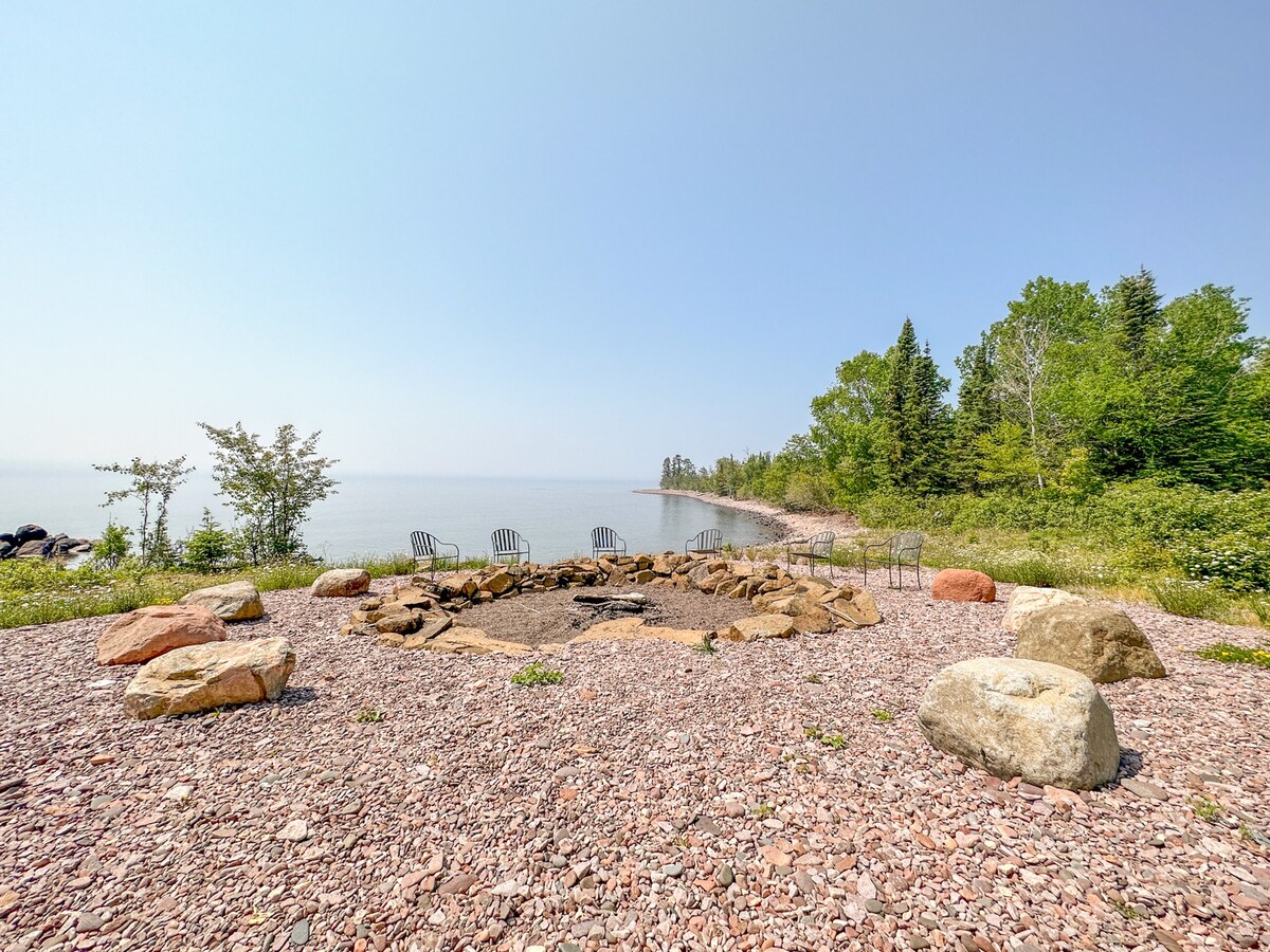 Superior湖畔北岸的巨石阵