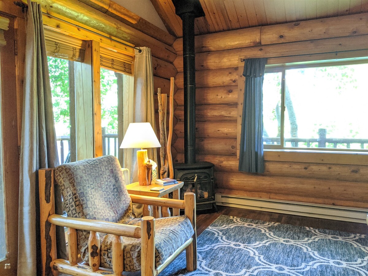 Timber Wolf Cabin: Two Bedroom