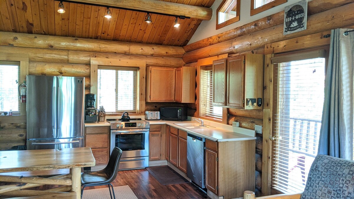 Timber Wolf Cabin: Two Bedroom
