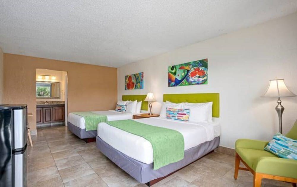 Near All Major Amusement Parks. 1-BR Park Royal Orlando Suite