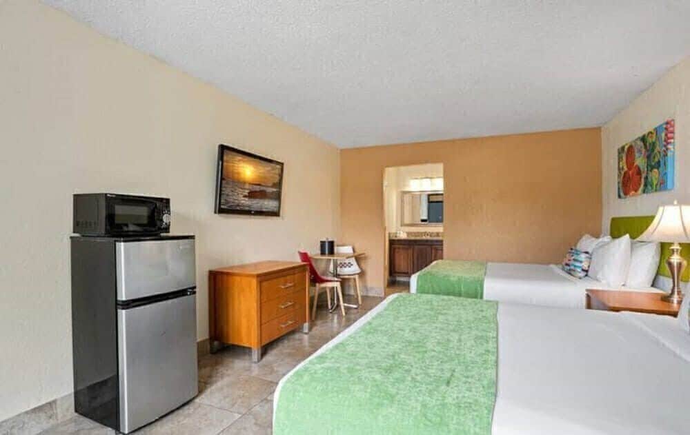 Spacious and Modern Family Suite with Pool, Tennis Courts and Amenities