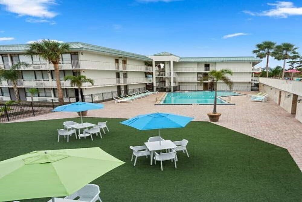 Spacious and Modern Family Suite with Pool, Tennis Courts and Amenities