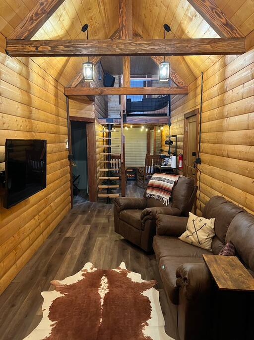 Cozy Cabin Room on Main!