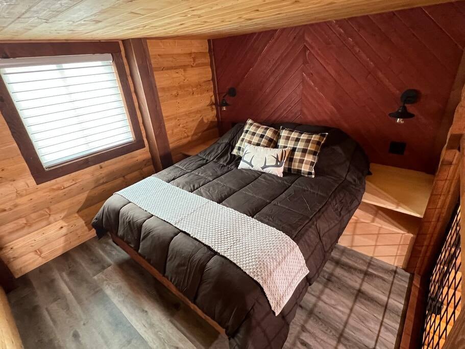 Cozy Cabin Room on Main!