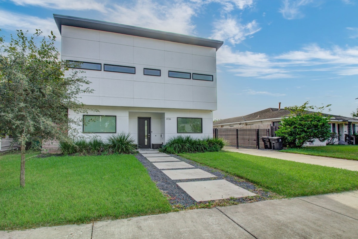 Modern 6 Bedroom Smart Home Near Downtown Houston!