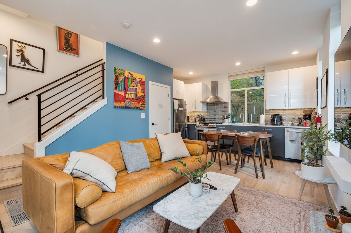 Spacious Townhome w/ Space Needle Rooftop Views!