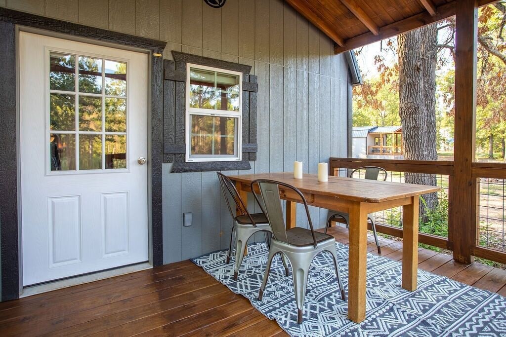 Lovely cabin located on the edge of a stocked pond