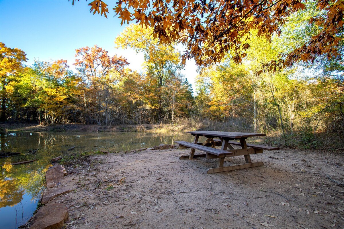 Lovely cabin located on the edge of a stocked pond